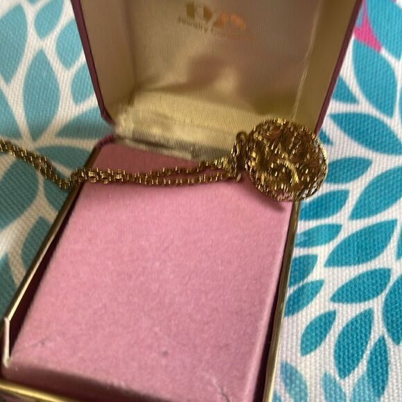 Gorgeous Vintage 1928 Gold Tone Oval Faux Pearl Pendant Necklace - Picture 7 of 7